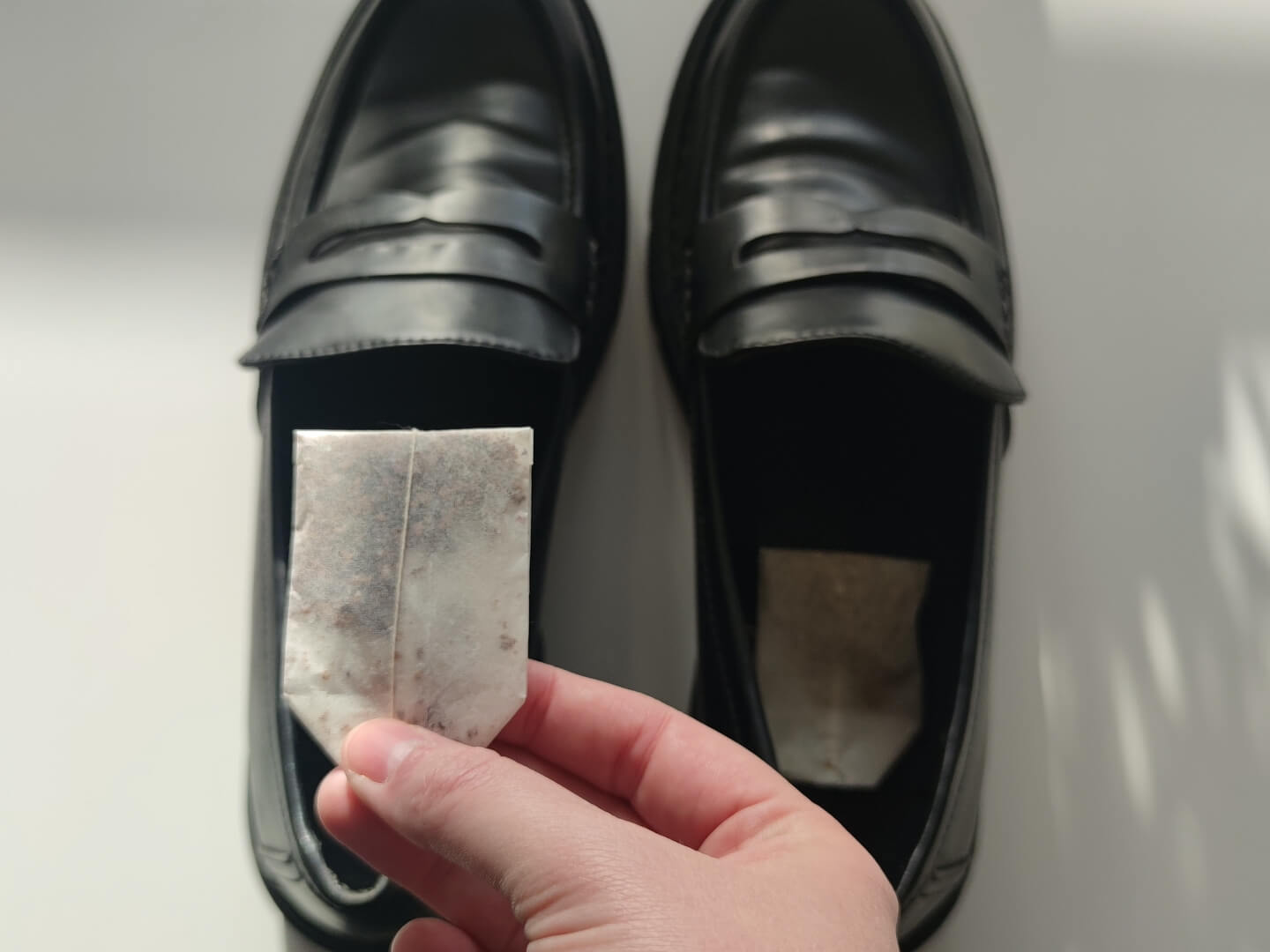 Schuhgeruch mit einem Teebeutel entfernen